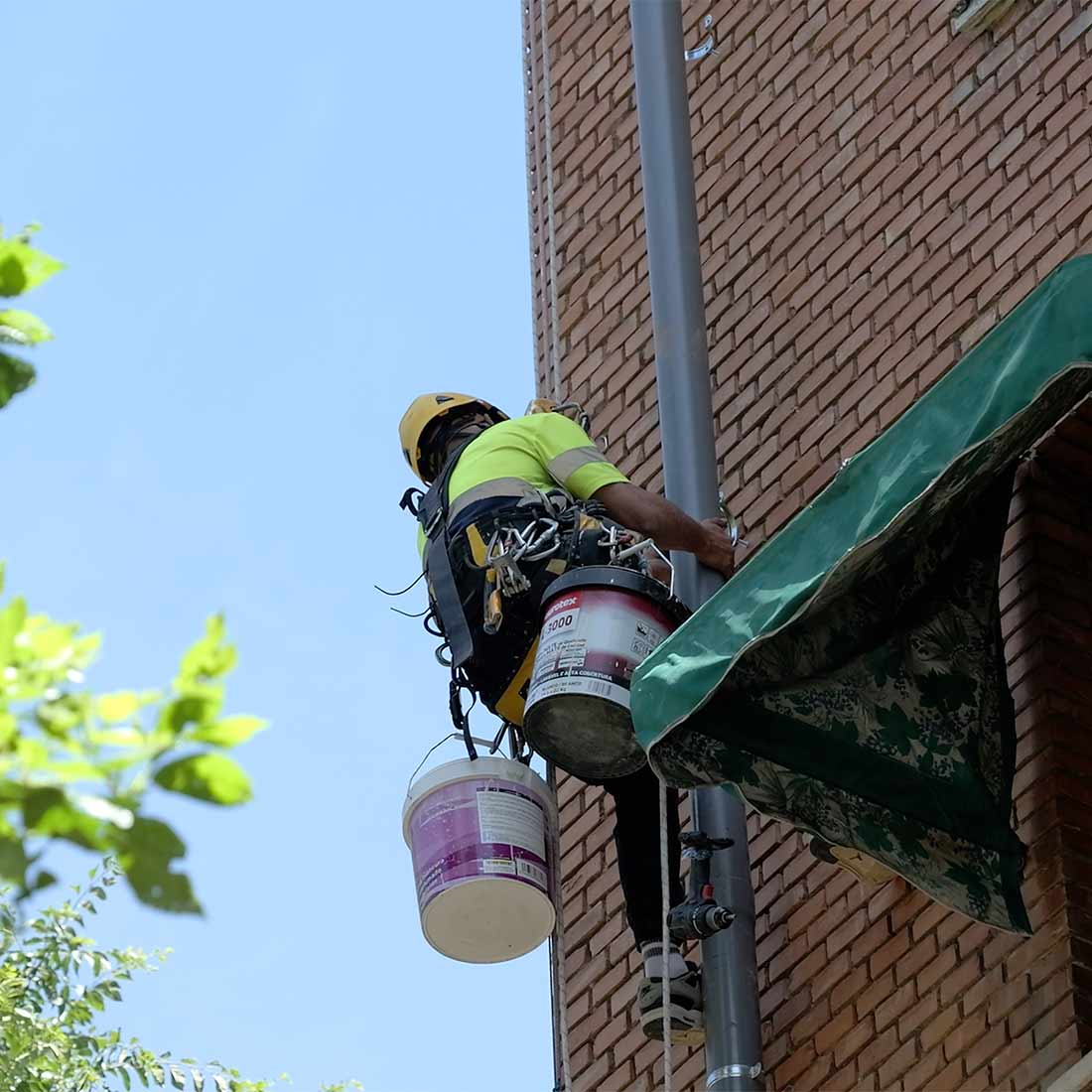 Reparación de bajantes por el exterior mediante trabajos verticales