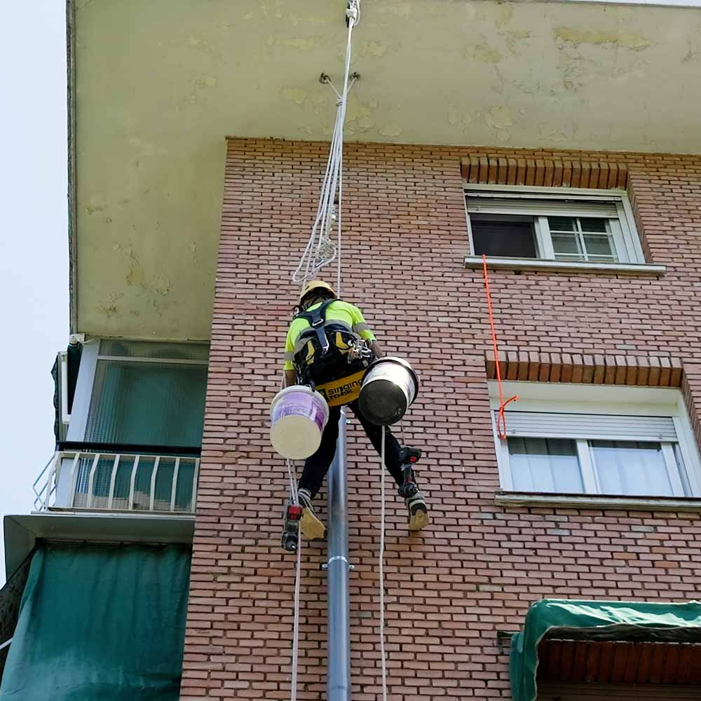 Reparación de bajantes por el exterior mediante trabajos verticales