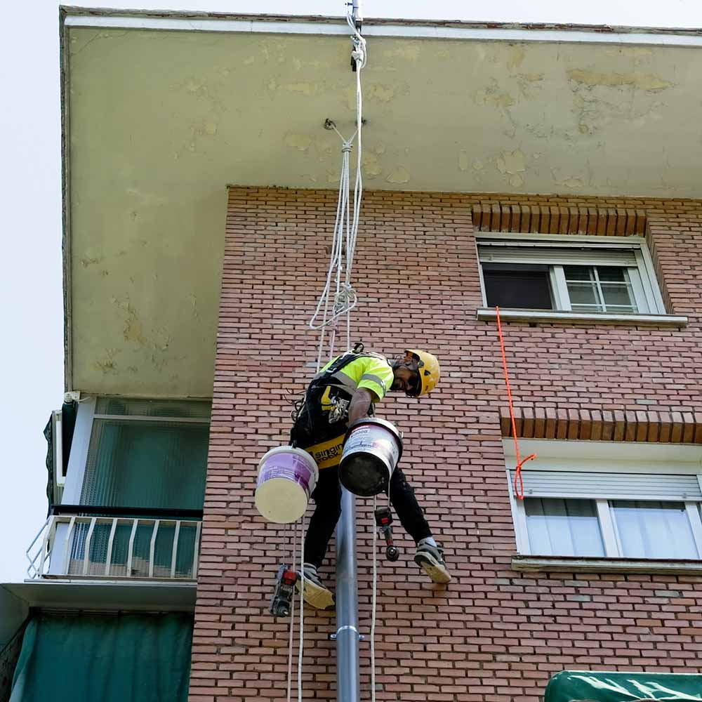 Reparación de bajantes por el exterior mediante trabajos verticales